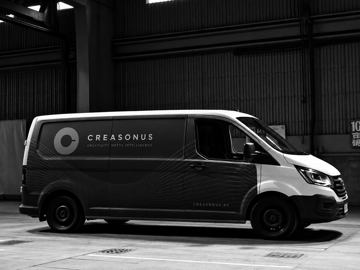 Bestelwagen klaar voor belettering in een industriële omgeving