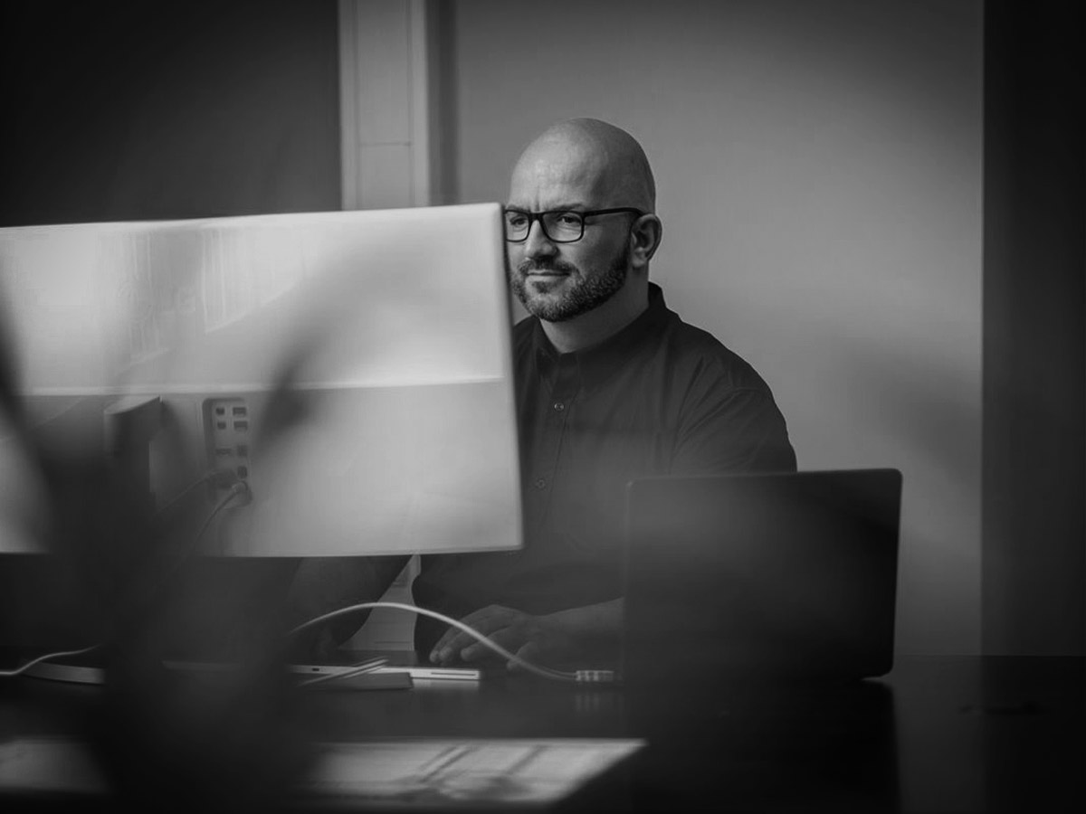 Marketeer aan het werk bij een klant met laptop en whiteboard