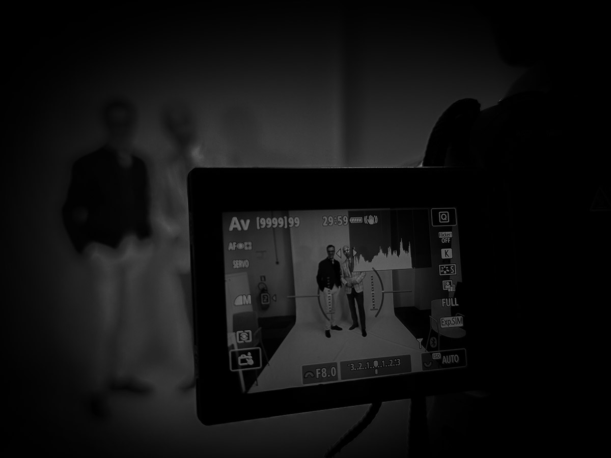 Professionele videocamera op set met tegenlicht